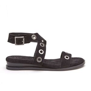 💥Black grommet sandals💥